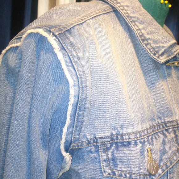 NWT Crave Fame Denim Jacket with Raw Edge Detail Sz L - Picture 10 of 15
